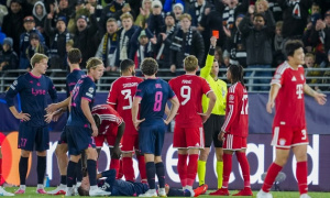 Nổi giận ném bóng vào đối thủ, Olise lỡ trận gặp Arsenal