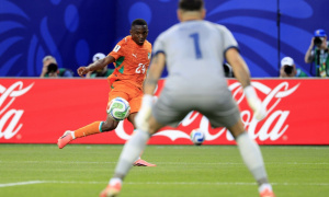 MU đại chiến Arsenal vì Bazoumana Toure