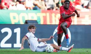 Manchester United quyết đấu Newcastle vì Daniel Banjaqui
