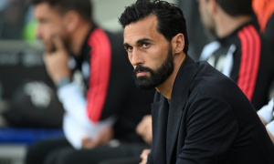 Vạ miệng về Man Utd khiến HLV Arbeloa trả giá đắt