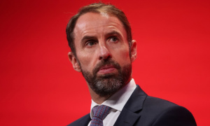 Gareth Southgate tố FIFA thiên vị Ronaldo