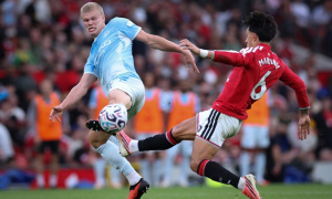 Gary Pallister nhắc nhở Lisandro Martinez về Sir Alex