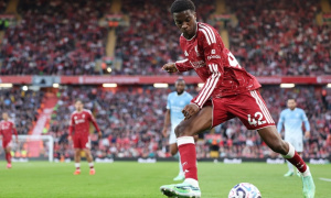 Andoni Iraola nâng tầm viên ngọc quý Trey Nyoni ở Liverpool