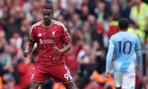 Isak được khuyên rời Liverpool vì HLV Iraola