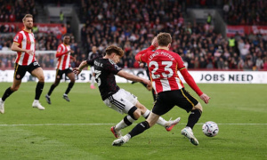 Liverpool ngược dòng hạ Brentford trong trận cầu hai thẻ đỏ