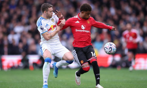 Tranh cãi vụ sao Leeds thoát thẻ đỏ trước Man Utd