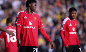 Ác mộng phòng ngự cản bước Man United