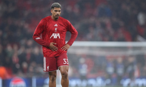 Giữ chân Araujo, Liverpool vẫn cần hậu vệ phải hiện đại