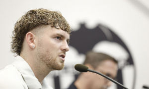 Harvey Elliott nhận 2 thẻ vàng trong 1 phút khiến Valencia bại trận