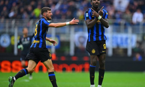 Ghi 2 bàn phút bù giờ, Inter trở lại đỉnh bảng Serie A