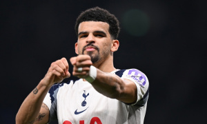 Tottenham giữ chân Solanke và sắp thưởng Ben Davies
