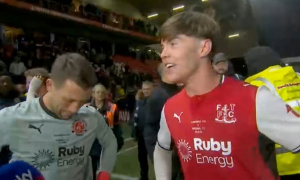 Sky Sports 3 lần xin lỗi vì cầu thủ văng tục sau khi Fleetwood loại Arsenal