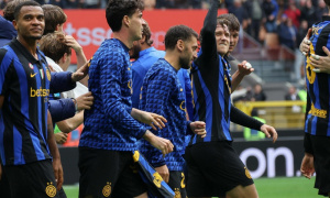 Inter tái chiếm đỉnh bảng Serie A; Milan thua sốc Bologna