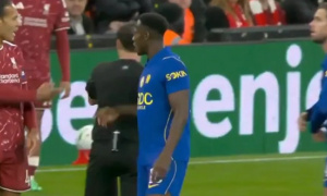 Bị fan Liverpool la ó, Henderson còn tranh cãi với Van Dijk