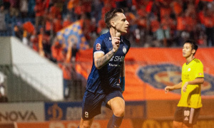 Khi những gã khổng lồ V-League tự bắn vào chân
