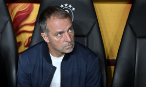 Nhìn hàng thủ Barca để thấy cơn đau đầu của Flick