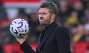 Roy Keane mỉa mai Carrick, ra yêu sách trước trận Chelsea