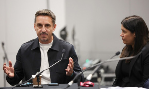 Michael Carrick chỉ trích Gary Neville: 'Gaz nói rất nhiều'