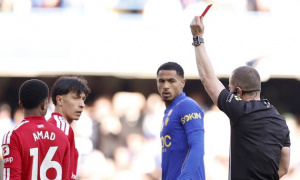 Carrick ngó lơ Martinez sau tấm thẻ đỏ trong 82 giây