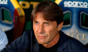 Conte phản pháo chỉ trích, bảo vệ Napoli giữa tâm bão hoài nghi