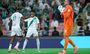 Ivan Toney bất lực nhìn Al Ahli chia điểm