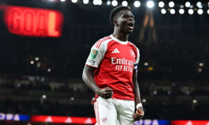 Saka nhắc Arsenal giữ đôi chân trên mặt đất dù đang dẫn đầu Ngoại hạng Anh