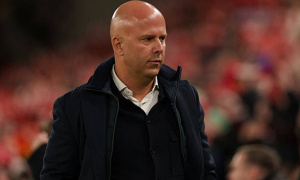 Jamie Carragher chỉ ra bài toán khó ở hàng công khiến HLV Arne Slot đau đầu