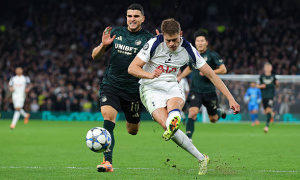 Van de Ven và khoảnh khắc định nghĩa lại vị trí trung vệ trong chiến thắng của Tottenham