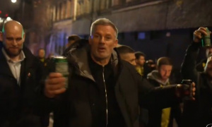 Carragher gây “náo loạn” khi hòa mình cùng fan Dortmund trên đường đến Etihad