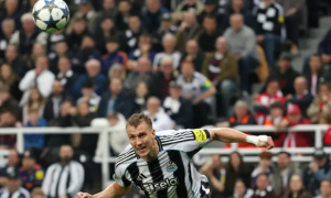 Cú đánh đầu “xoáy thần sầu” của Dan Burn khiến fan liên tưởng đến siêu phẩm Van Persie