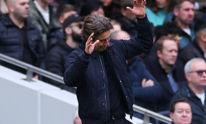 Thomas Frank bảo vệ quyết định thay người sau trận hòa Man United