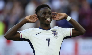 Saka trấn an Arsenal sau pha tín hiệu gây hiểu lầm ở trận Anh thắng Serbia