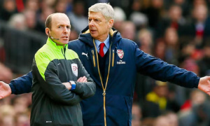 Mike Dean tiết lộ Arsene Wenger là HLV Ngoại hạng Anh khó “chịu đựng” nhất