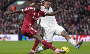 Alexander Isak chìm trong khủng hoảng, đi vào lịch sử Liverpool với kỷ lục buồn