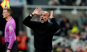 Pep Guardiola mất bình tĩnh sau trận thua Newcastle, Man City đối diện áp lực lớn