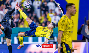Ronaldo rực sáng với siêu phẩm xe đạp chổng ngược ở tuổi 40
