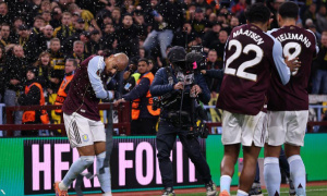 Malen gặp sự cố nguy hiểm khi ăn mừng bàn thắng trong chiến thắng của Aston Villa