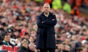 Slot đứng trước nguy cơ mất ghế nếu không giữ được phòng thay đồ Liverpool