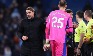 Donnarumma gây tranh cãi với tình huống nằm sân, HLV Farke bức xúc