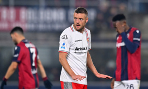 Jamie Vardy tỏa sáng với cú đúp, chấm dứt mạch 12 trận bất bại của Bologna