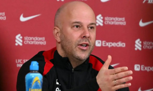 Arne Slot lo lắng khi Stuart Attwell cầm còi trận Liverpool