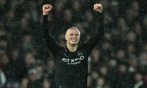 Man City thoát penalty nhờ góc quay mới