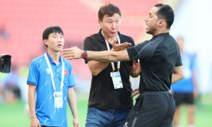 HLV Kim Sang-sik nổi giận với quyết định việt vị gây tranh cãi của trọng tài