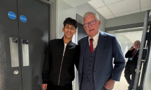 Sir Alex gặp JJ Gabriel: Mầm non 15 tuổi được MU đặt vào kế hoạch tương lai