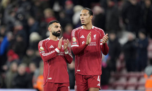 Van Dijk nói về thông điệp đằng sau việc Salah ngồi dự bị liên tiếp