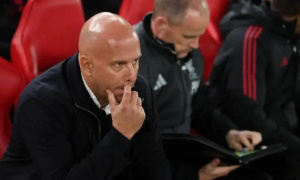 Bolo Zenden kêu gọi kiên nhẫn với Arne Slot tại Liverpool