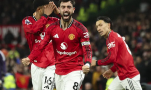 Bruno Fernandes tỏa sáng từ chấm đá phạt, thổi bùng cảm xúc tại Old Trafford