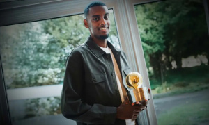 Alexander Isak bước lên đỉnh cao bóng đá Thụy Điển với Quả bóng Vàng 2025