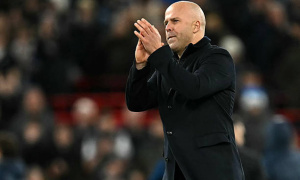 Arne Slot định hình lại Liverpool với hàng tiền vệ làm trung tâm chiến thuật