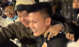 Quang Hải hòa mình cùng CĐV mừng U22 Việt Nam giành HCV SEA Games 33